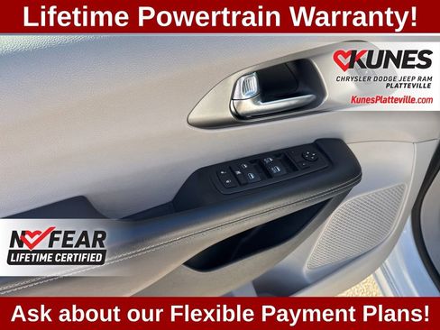 Used 2023 Chrysler Pacifica Touring-L image 13