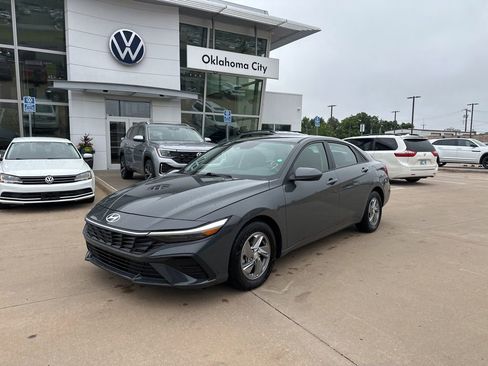 Used 2024 Hyundai Elantra SE FWD image 1