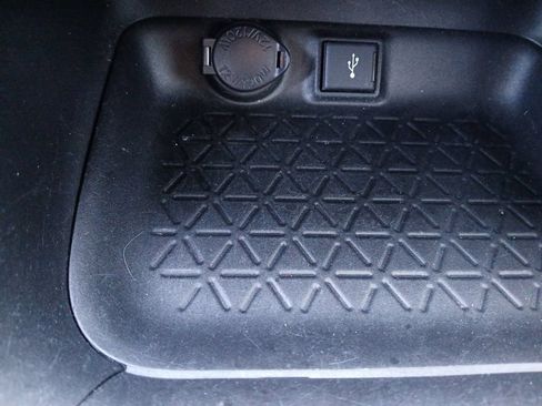 Used 2021 Toyota RAV4 LE AWD/4WD image 6