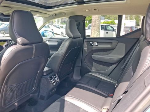 Used 2023 Volvo XC40 B4 Plus w/ Driver Assist Package FWD image 7