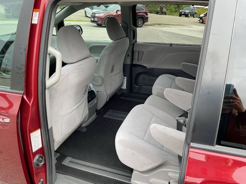 Used 2020 Toyota Sienna LE w/ LE Preferred Package FWD image 32