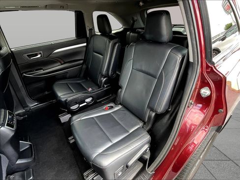 Used 2018 Toyota Highlander XLE AWD/4WD image 25