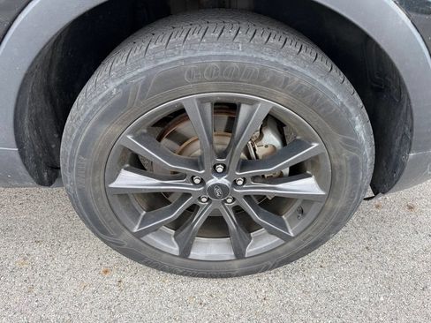 Used 2018 Ford Explorer XLT w/ Equipment Group 202A AWD/4WD image 9