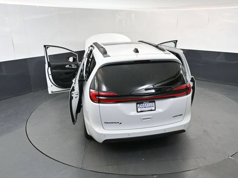 Used 2025 Chrysler Pacifica Limited FWD image 18