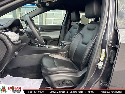 Used 2024 Jeep Compass Latitude image 11