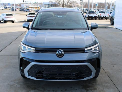 Certified 2025 Volkswagen Taos SE image 2