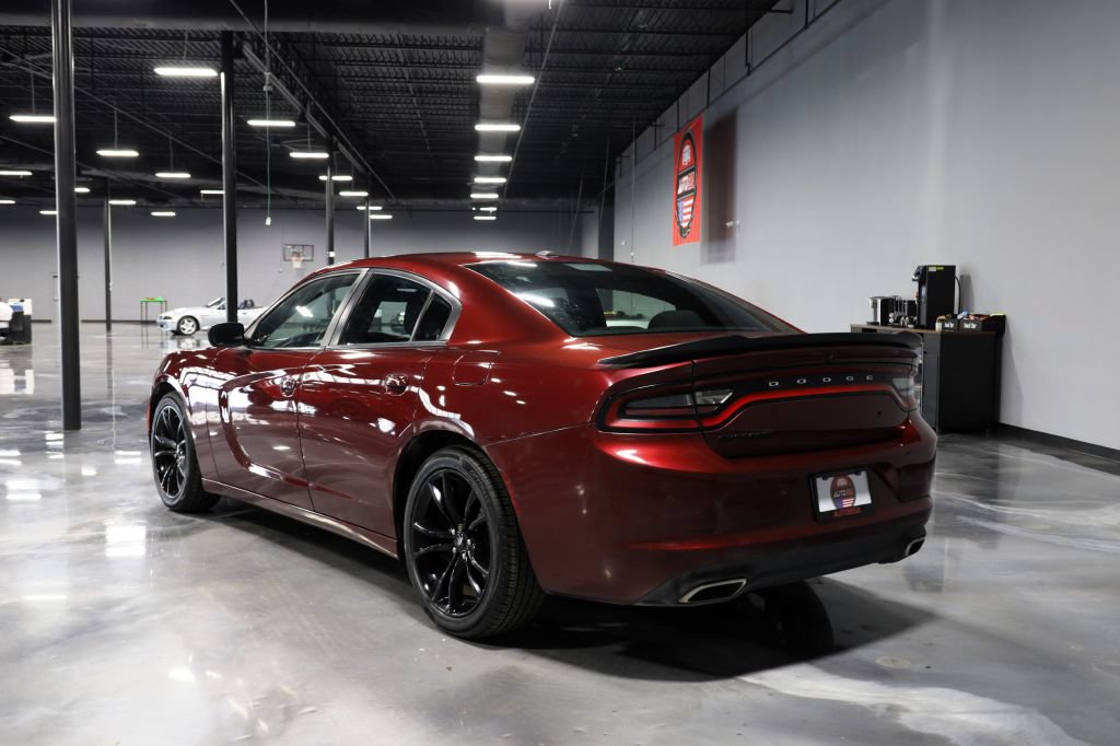 Used 2018 Dodge Charger SXT w/ Blacktop Package RWD image 5