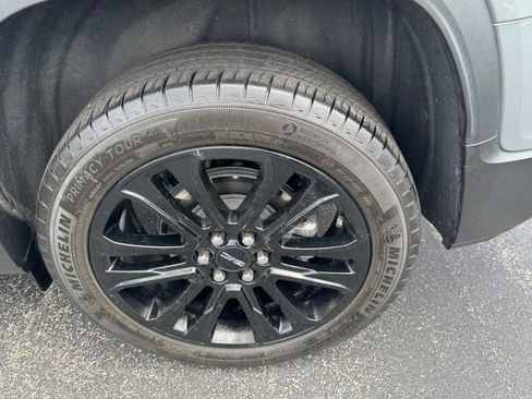 Used 2023 GMC Acadia SLE w/ Elevation Edition FWD image 7