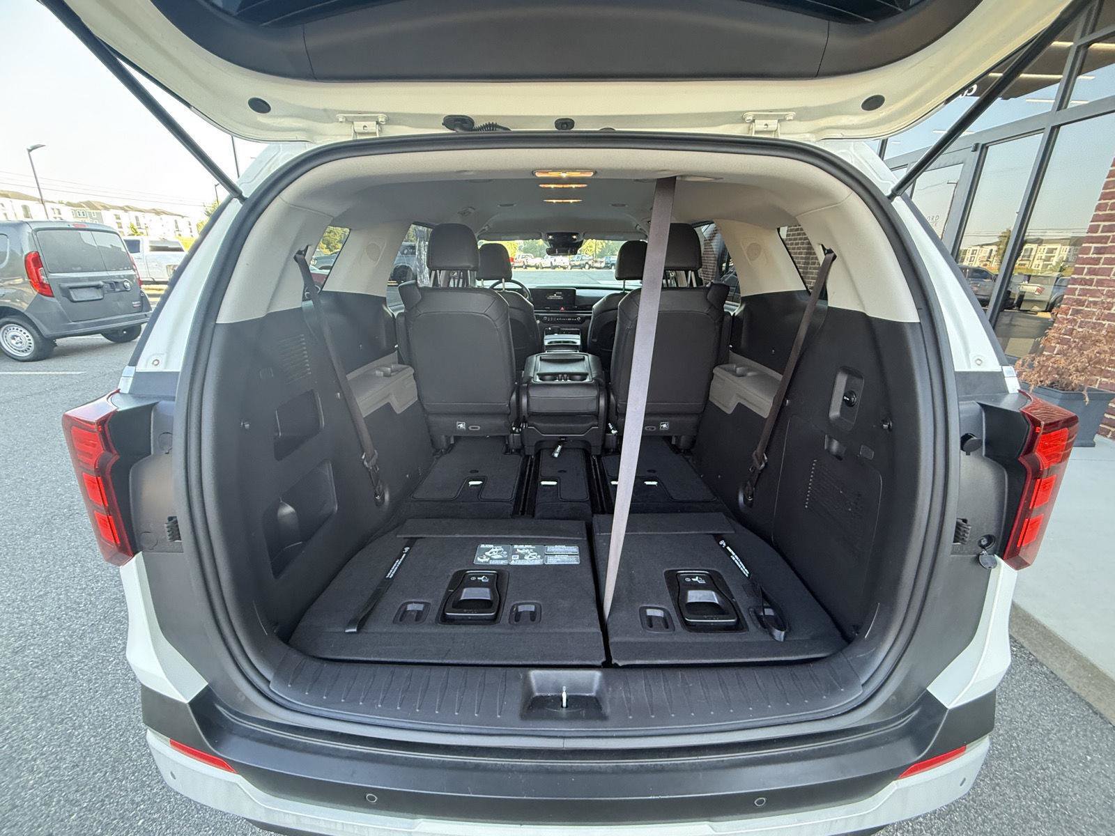 Used 2025 Kia Carnival FWD image 22