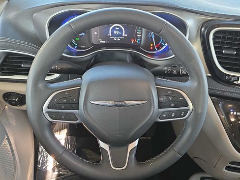 Used 2024 Chrysler Pacifica Limited FWD image 19