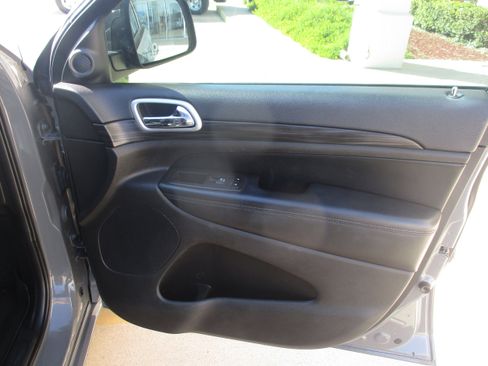 Used 2019 Jeep Grand Cherokee Altitude image 15