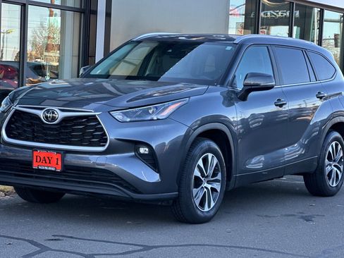 Used 2023 Toyota Highlander XLE FWD image 9