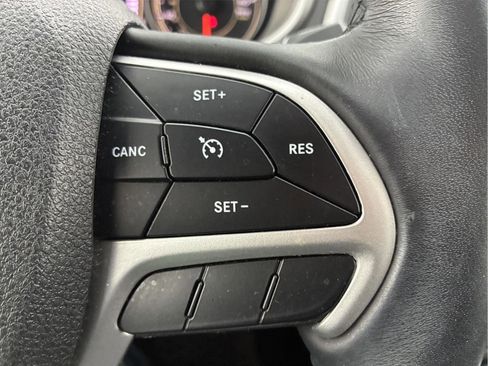 Used 2018 Jeep Cherokee Latitude Plus w/ Cold Weather Group AWD/4WD image 18