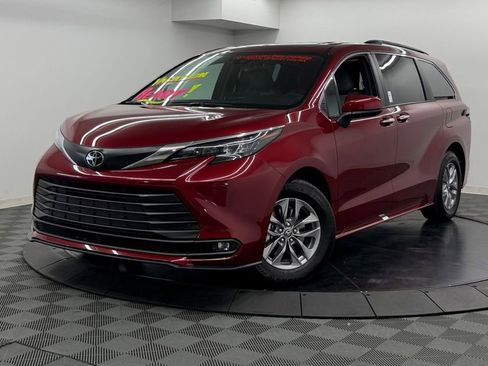 Used 2026 Toyota Sienna XLE FWD image 3