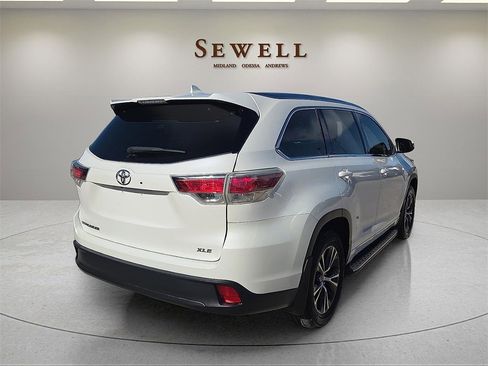 Used 2016 Toyota Highlander XLE image 4