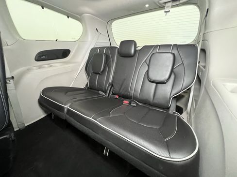 Used 2023 Chrysler Pacifica Limited image 6