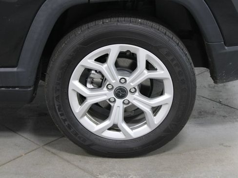 Used 2025 Jeep Compass Latitude AWD/4WD image 15
