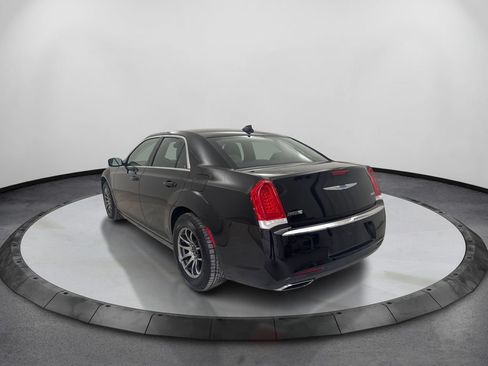 Used 2018 Chrysler 300 Touring RWD image 8