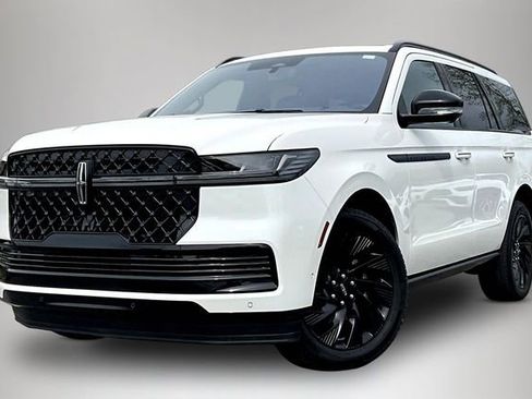 Used 2025 Lincoln Navigator Reserve w/ Jet Appearance Package AWD/4WD image 2