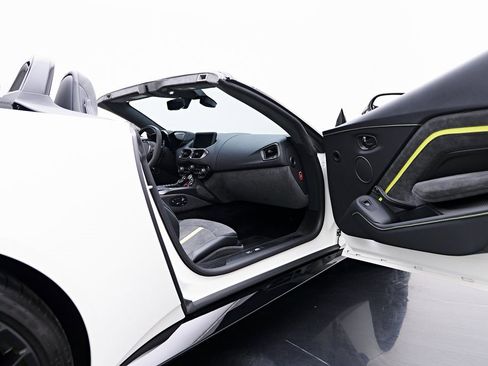 Used 2023 Aston Martin V8 Vantage Roadster image 38
