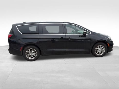 Used 2025 Chrysler Pacifica Select image 7