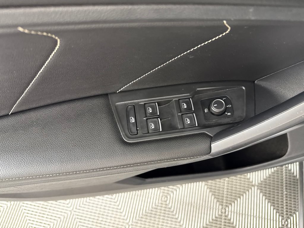 Used 2023 Volkswagen Tiguan SE AWD/4WD image 12