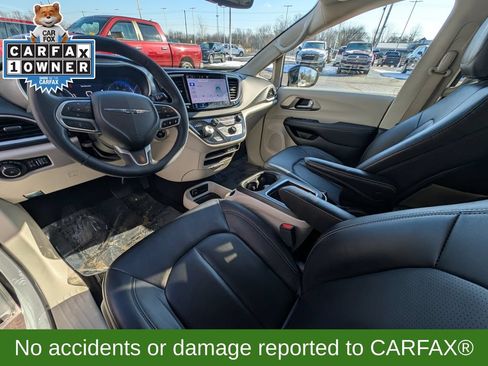 Used 2024 Chrysler Pacifica Touring-L FWD image 4