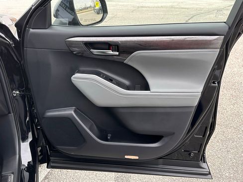 New 2026 Toyota Highlander Platinum image 25