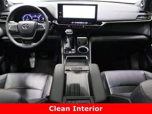 Used 2025 Toyota Sienna XLE Woodland Edition image 33