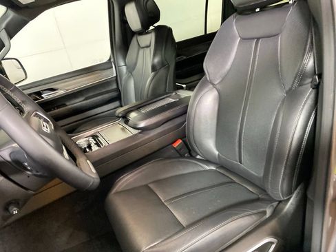 Used 2023 Jeep Wagoneer L Series II w/ Premium Group I AWD/4WD image 13