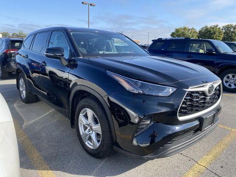 Used 2022 Toyota Highlander L image 2