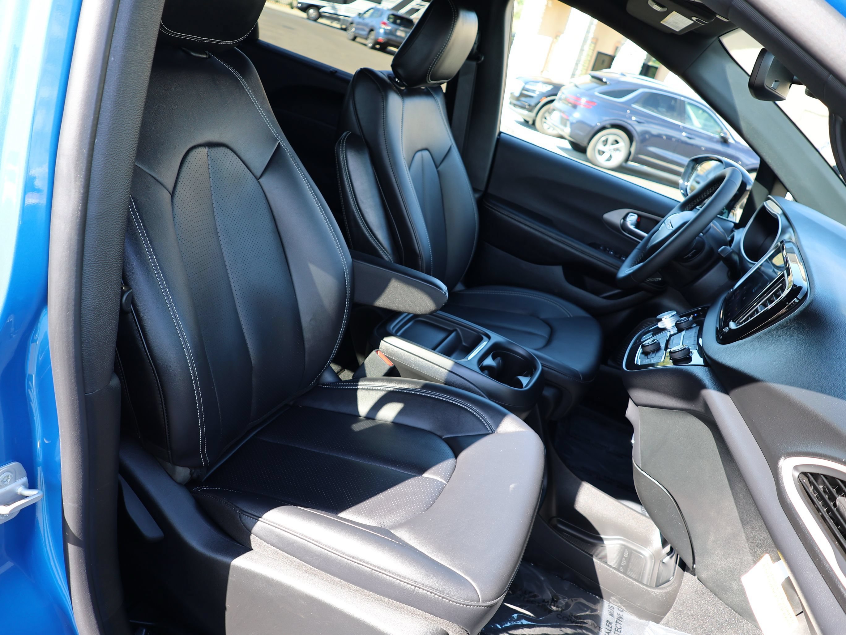 Used 2027 Chrysler Pacifica Select FWD image 37