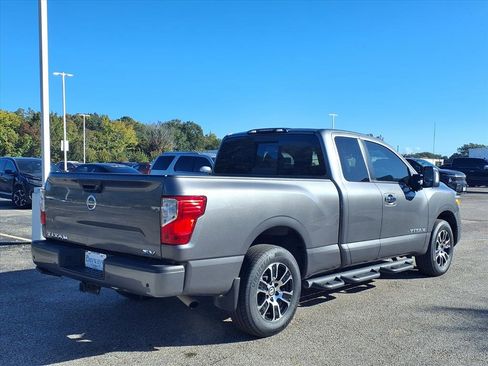 Used 2021 Nissan Titan SV w/ SV Convenience Package image 2