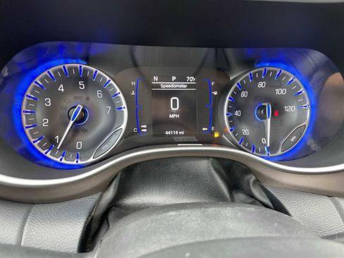 Used 2022 Chrysler Voyager LX image 10