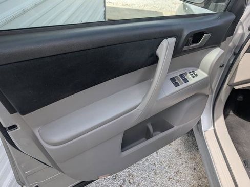 Used 2012 Toyota Highlander SE w/ Tech Pkg image 6