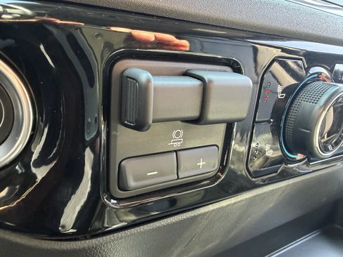 Used 2023 Chevrolet Silverado 1500 LT Trail Boss w/ Convenience Package II image 45