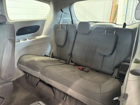 Used 2018 Chrysler Pacifica Touring Plus FWD image 16