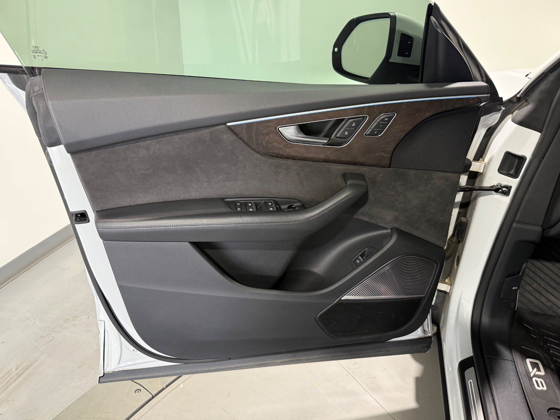 Used 2019 Audi Q8 Prestige w/ Luxury Package AWD/4WD image 21
