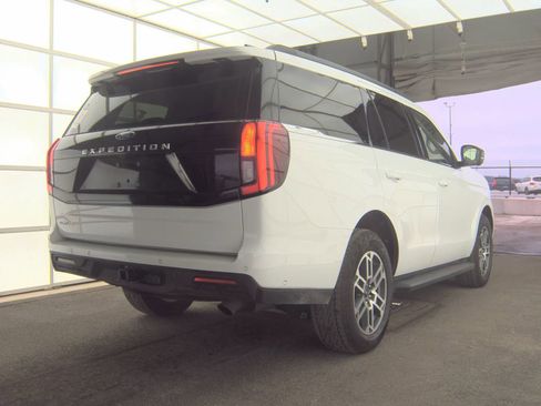 Used 2025 Ford Expedition Active image 17