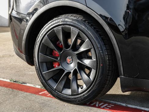 Used 2020 Tesla Model Y Long Range image 46