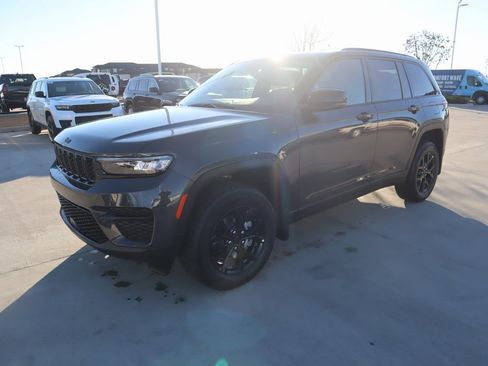 New 2025 Jeep Grand Cherokee Altitude image 10