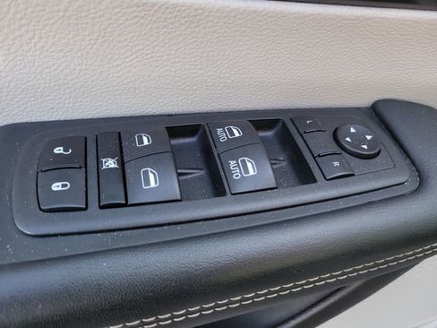 Used 2023 Chrysler Pacifica Touring-L FWD image 21