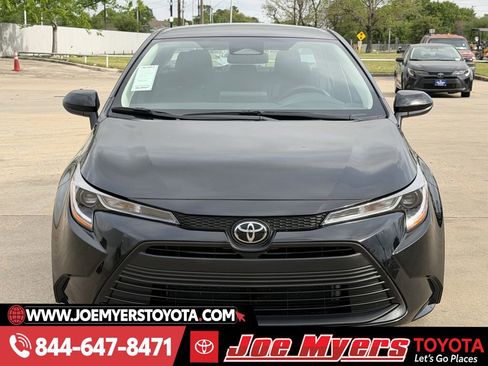 Used 2025 Toyota Corolla LE image 3