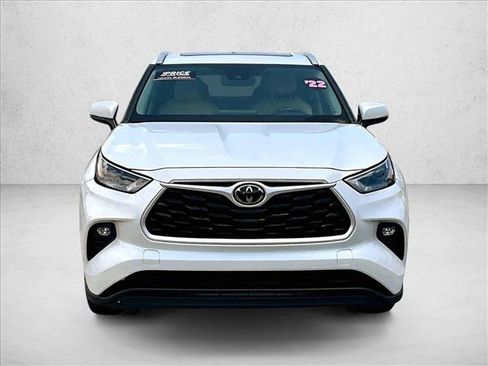 Used 2022 Toyota Highlander XLE FWD image 3