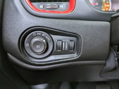 Used 2016 Jeep Renegade Trailhawk w/ Premium Trailhawk Package AWD/4WD image 30