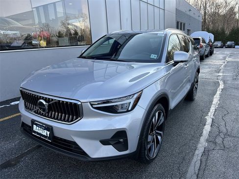 Certified 2023 Volvo XC40 B5 Plus image 4