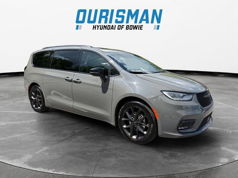 Used 2025 Chrysler Pacifica Limited FWD image 1