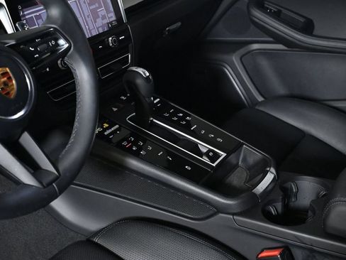 Certified 2026 Porsche Macan AWD/4WD image 22