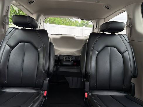 Used 2023 Chrysler Pacifica Touring-L FWD image 49