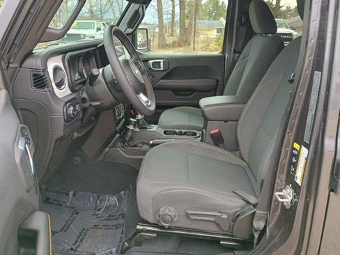 Used 2025 Jeep Wrangler Unlimited Sahara AWD/4WD image 25